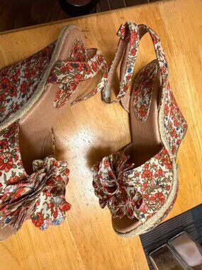 Top Moda Wedge Floral Print Sandals